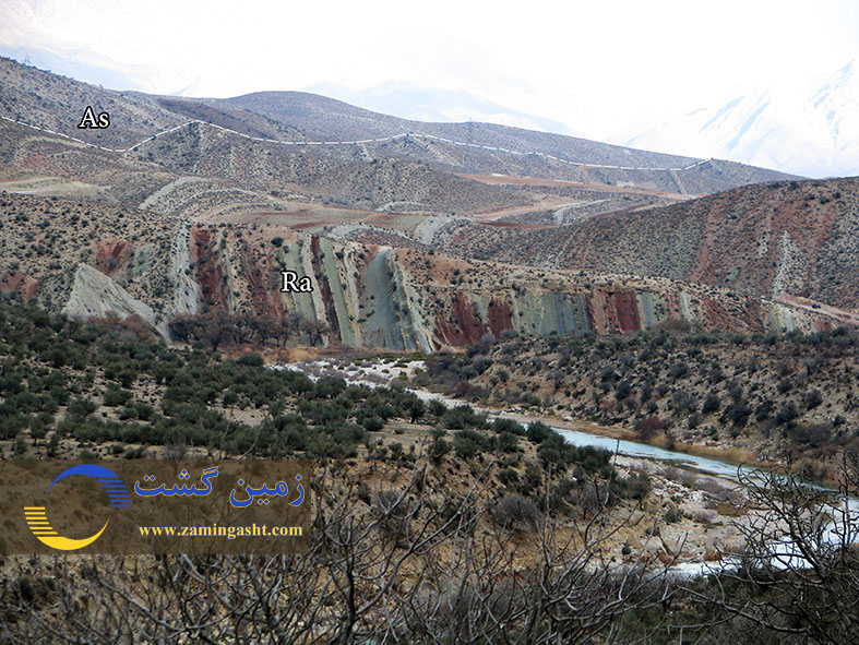درست در زمانی که سازند تبخیری گچساران در بیشتر نقاط زاگرس در حال تشکیل بوده، در فارس محیط رسوبی متفاوتی وجود داشته و سازند آواری رازک با سیلت و ماسه سنگ و مارن در حال تشکیل بوده است. تصویر فوق مربوط به جنوب کوار و برونزد سازند رازک در ناودیس رودخانه ی قره آغاج بر روی سازند آسماری است.