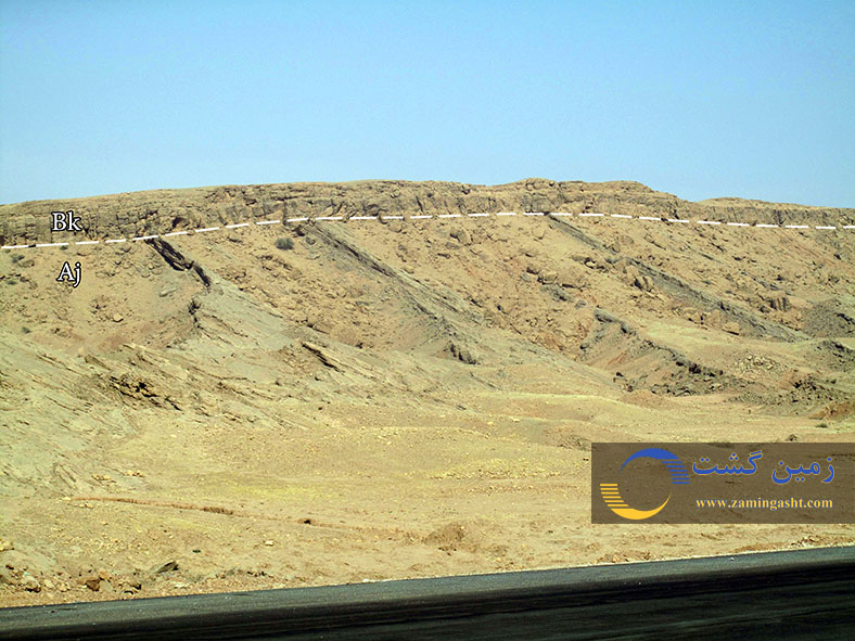 در لرستان، سازند آغاجاری مستقیماً بر روی سازند گچساران نشسته است اما در سایر نقاط زاگرس بر روی سازند میشان قرار دارد. پس از پایان رسوبگذاری سازند آغاجاری و چین خوردگی لایه های آن سازند بختیاری با یک ناپیوستگی بر روی آن قرار گرفته است. در تصویر این ناپیوستگی در منطقه پل زال دیده می شود.